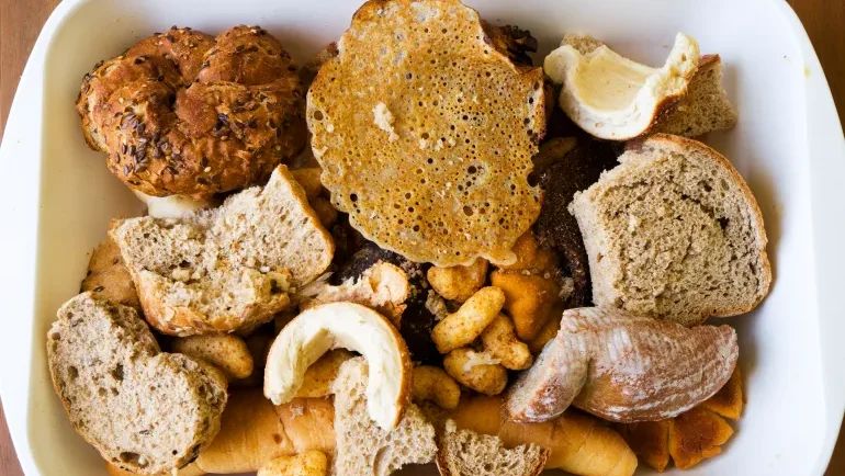 الخبز كمصدر للقلق.. هل يسبب الغلوتين مشاكل نفسية؟