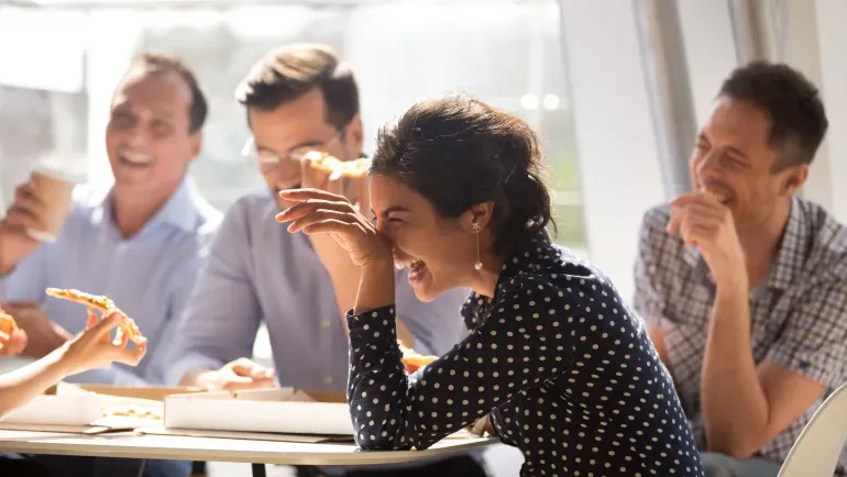 الضحك قد ينقذ حياتك.. لماذا نميل للمزاح في الأوقات الصعبة؟