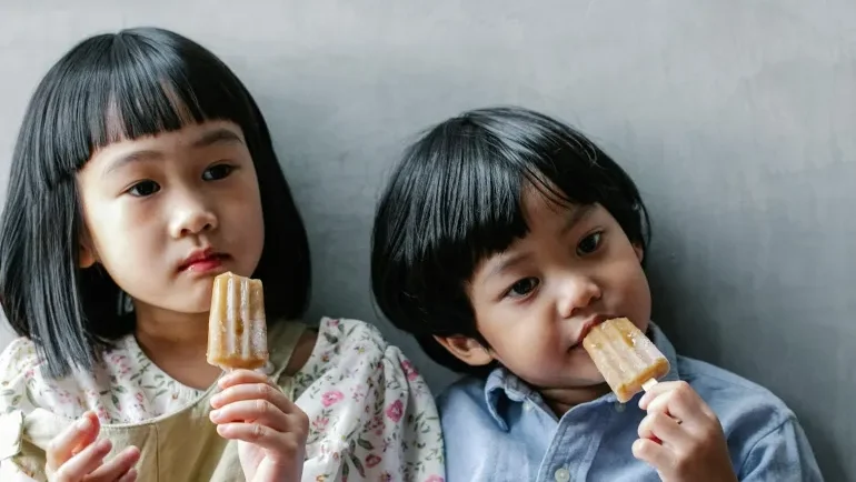 الأطعمة المحلاة تزيد من خطر البلوغ المبكر