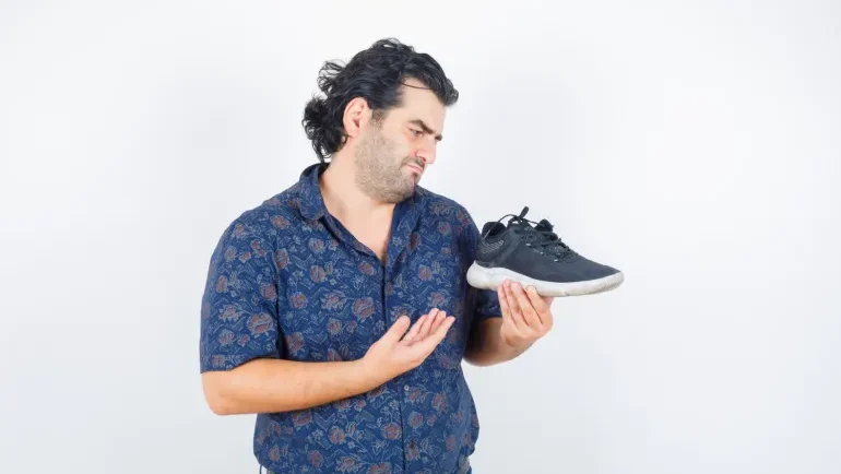 وداعا للرائحة الكريهة.. دليلك العملي للتخلص من روائح الأحذية نهائيا