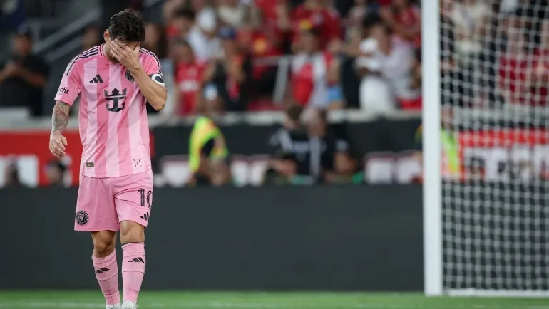 رابطة الدوري الأميركي تفرض عقوبة على ميسي وألبا