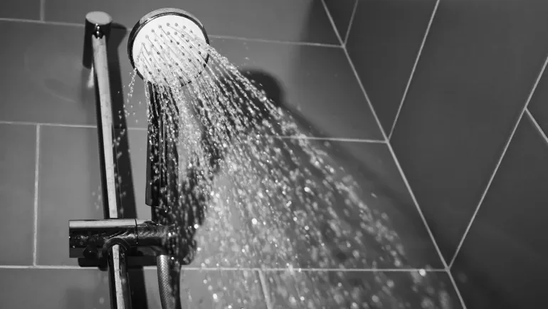 بالماء الساخن أم البارد؟ ما درجة الحرارة المثلى للاستحمام؟