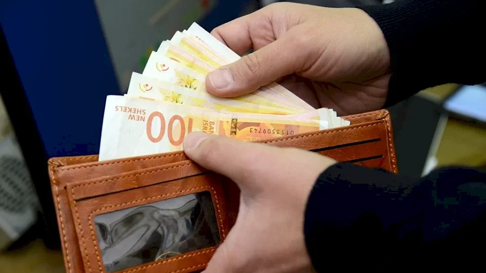 "المالية": موعد صرف الدفعة الثانية (35%) من رواتب الموظفين العموميين عن شهر نيسان