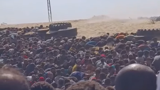 استشهاد 21 مواطنًا من منتظري المساعدات بينهم 15 اختناقًا بالغاز السام جنوب خانيونس