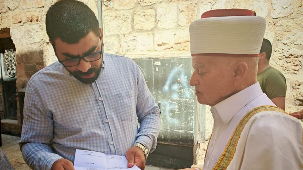الاحتلال يُسلّم مفتي القدس قراراً بالإبعاد عن المسجد الأقصى لمدة أسبوع قابل للتجديد