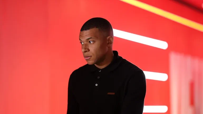 مبابي يدافع عن منح 5 ضباط مبالغ كبيرة والسلطات الفرنسية تحقق