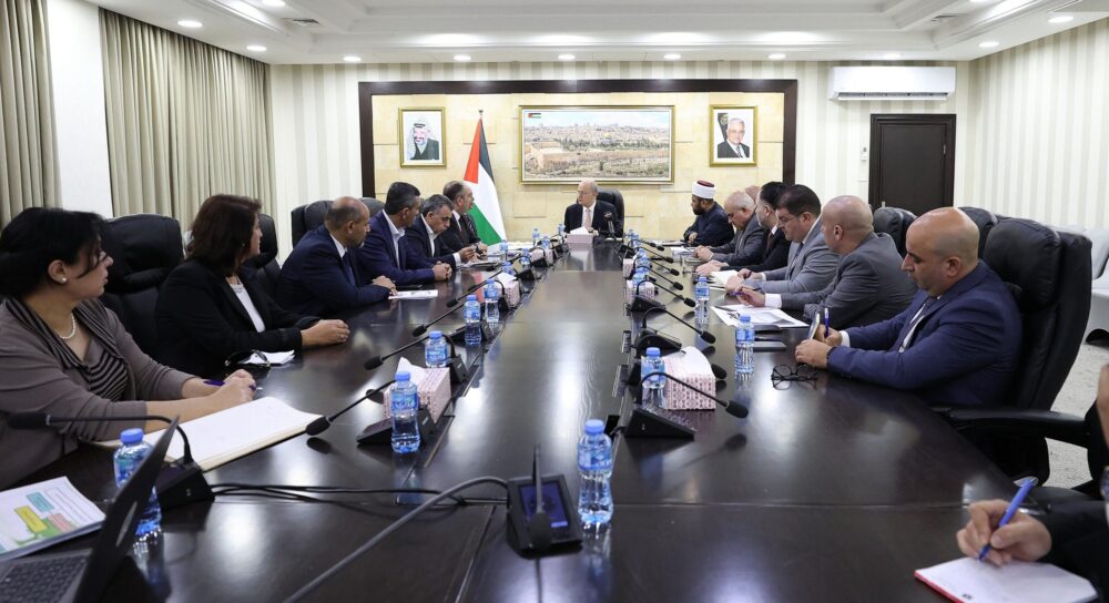 مشهد آخر.. الاحتلال يطلق نيرانه بكثافة والقنابل الدخانية تجاه الصيادين في ميناء غزة.