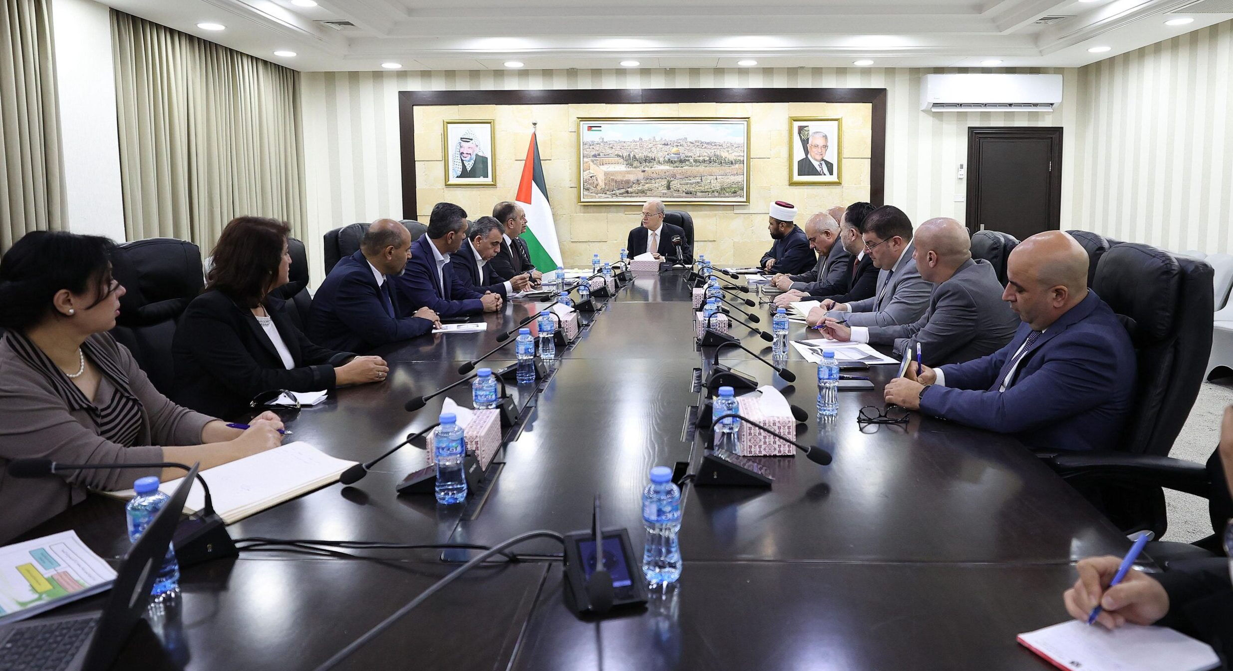 مشهد آخر.. الاحتلال يطلق نيرانه بكثافة والقنابل الدخانية تجاه الصيادين في ميناء غزة.