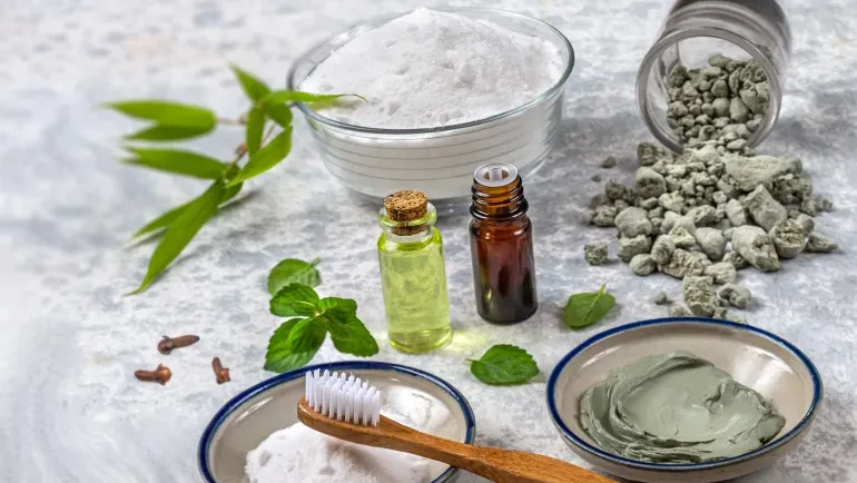 فحم ورمال وعظام مطحونة.. رحلة الإنسان في البحث عن معجون الأسنان