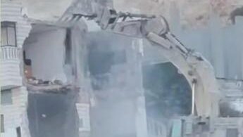 الاحتلال يهدم 8 منازل وبركسين في رام الله والقدس ونابلس