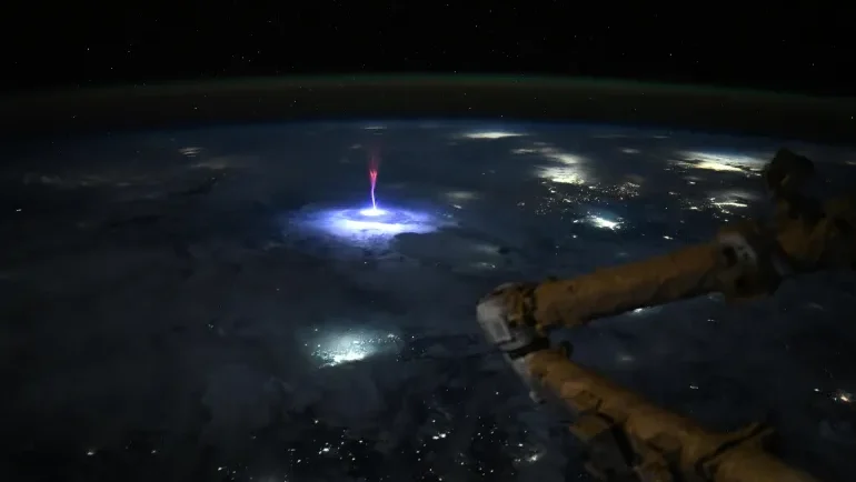 رائدة فضاء من ناسا تلتقط صورة مدهشة لـ"عفاريت البرق"