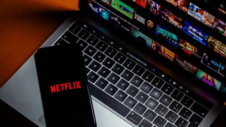 "نتفليكس" تعتمد لأول مرة على الذكاء الاصطناعي التوليدي في أعمالها