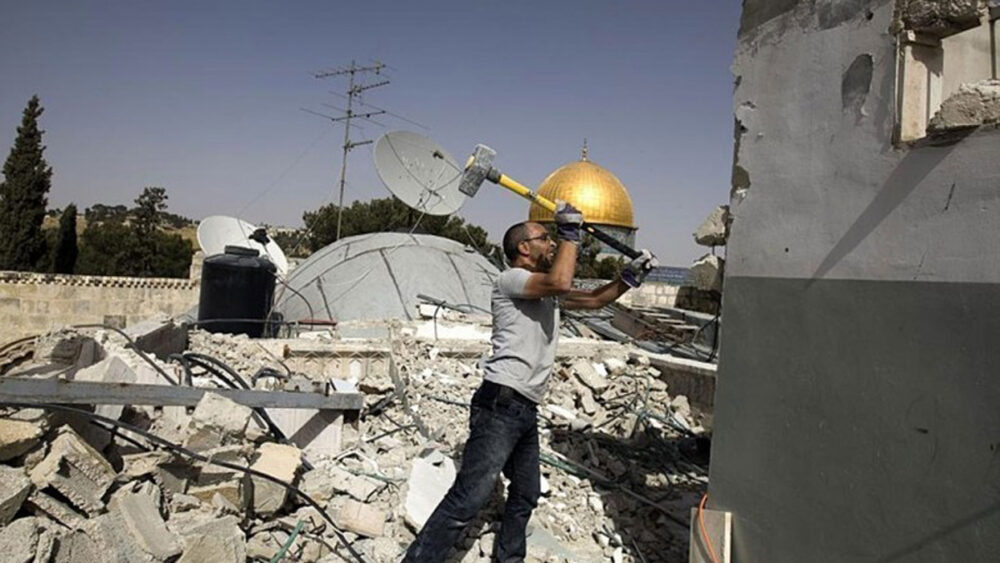 الاحتلال يجبر مقدسياً على هدم منزله ذاتياً في جبل المكبر