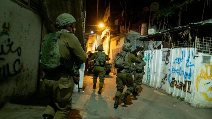 الاحتلال يعتقل مواطناً وابنته من عزون وشاباً من قلقيلية