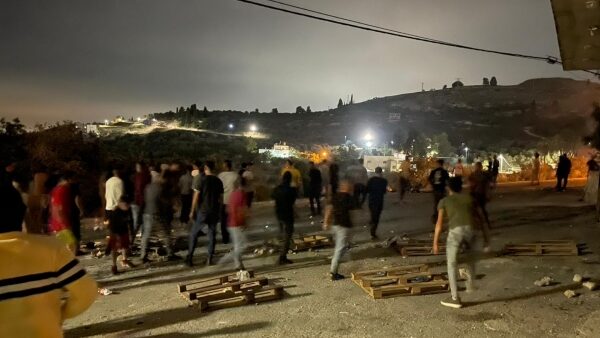 إصابتان واعتقال 3 مواطنين في هجوم للمستوطنين على خلة الضبع بمسافر يطا