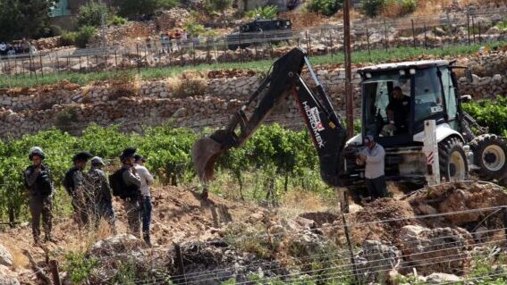 مستوطنون يجرفون أراضي المواطنين في قرية بيرين شرق يطا