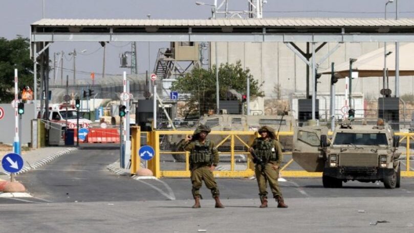 قوات الاحتلال تنصب حاجزاً عسكرياً على المدخل الشرقي للخضر