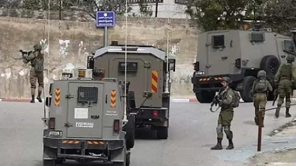 الاحتلال يقتحم العيسوية شمال القدس المحتلة ويفرض غرامات مالية
