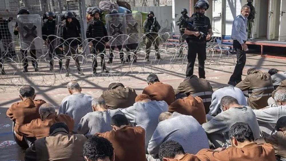 معتقلو غزة يواجهون الجحيم في سجون الاحتلال ومعسكراته