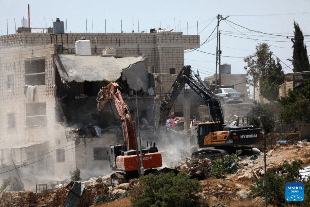 الاحتلال يهدم مقهى في بيت لقيا غرب رام الله