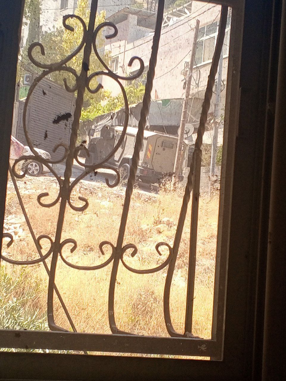 قوات الاحتلال تحاصر منزلا شرق نابلس