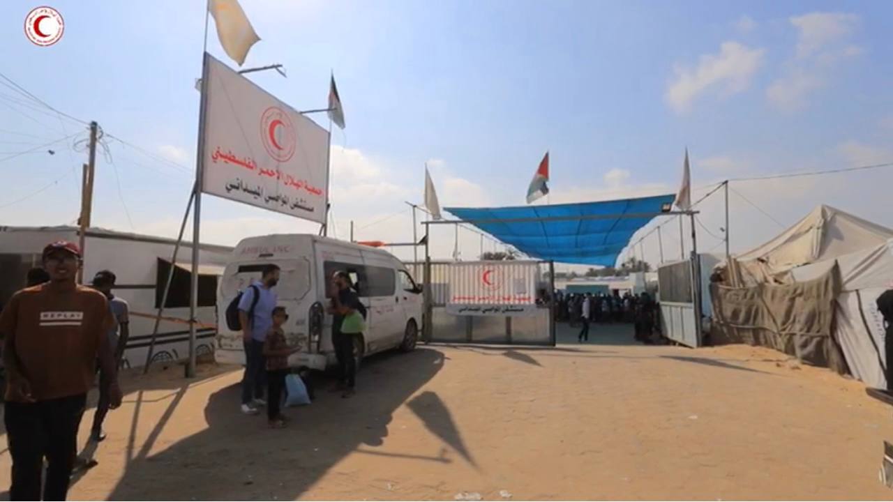 بالفيديو: الهلال الأحمر: إنشاء وحدة عناية مكثفة لخدمة المصابين والمرضى والنازحين في مواصي خانيونس