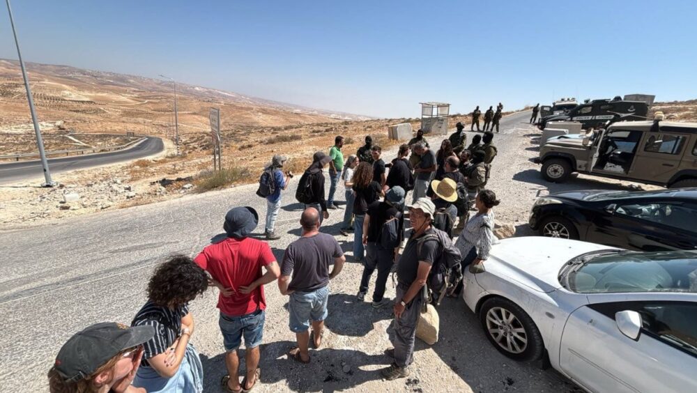 الاحتلال يسلم جثمان الشهيد عودة الهذالين في يطا جنوب الخليل