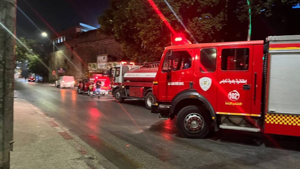 الاحتلال يعتقل شاباً من مخيم العين غرب نابلس ويتسبب بحريق في محيط المستشفى الوطني