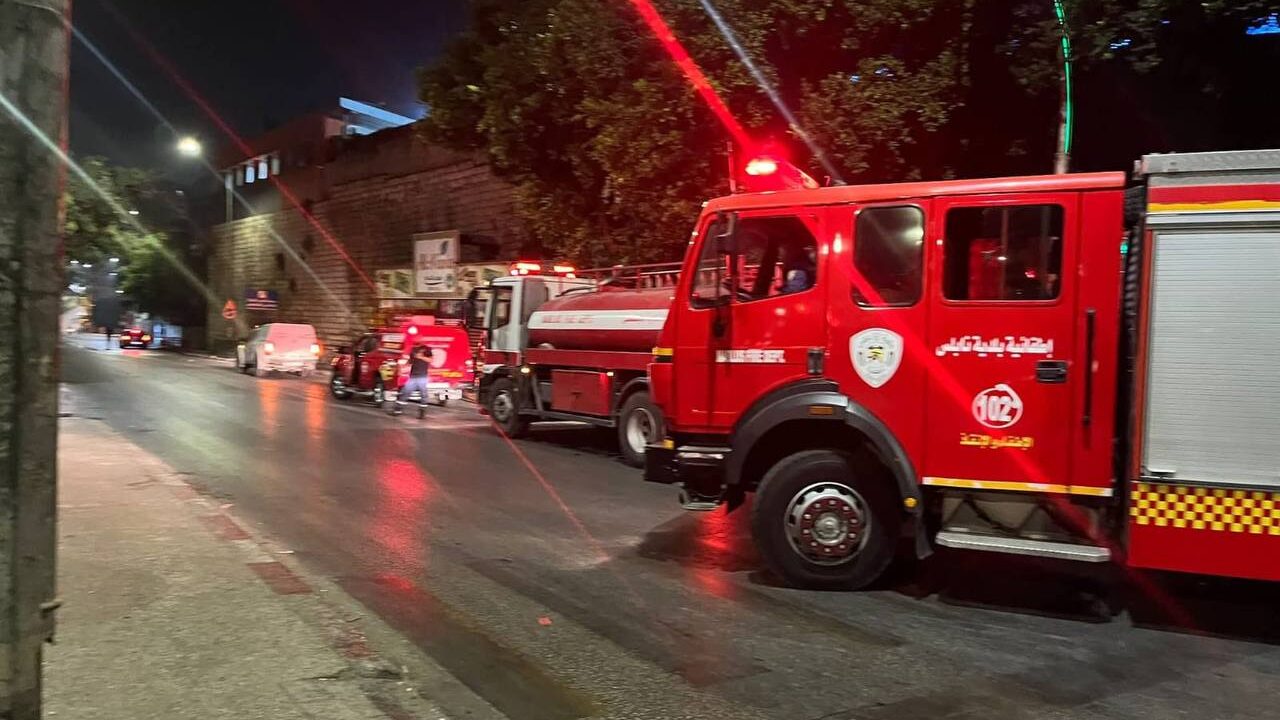 الاحتلال يعتقل شاباً من مخيم العين غرب نابلس ويتسبب بحريق في محيط المستشفى الوطني