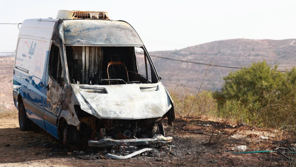مستوطنون يحرقون 4 مركبات وأجزاء من منزل في عطارة شمال رام الله