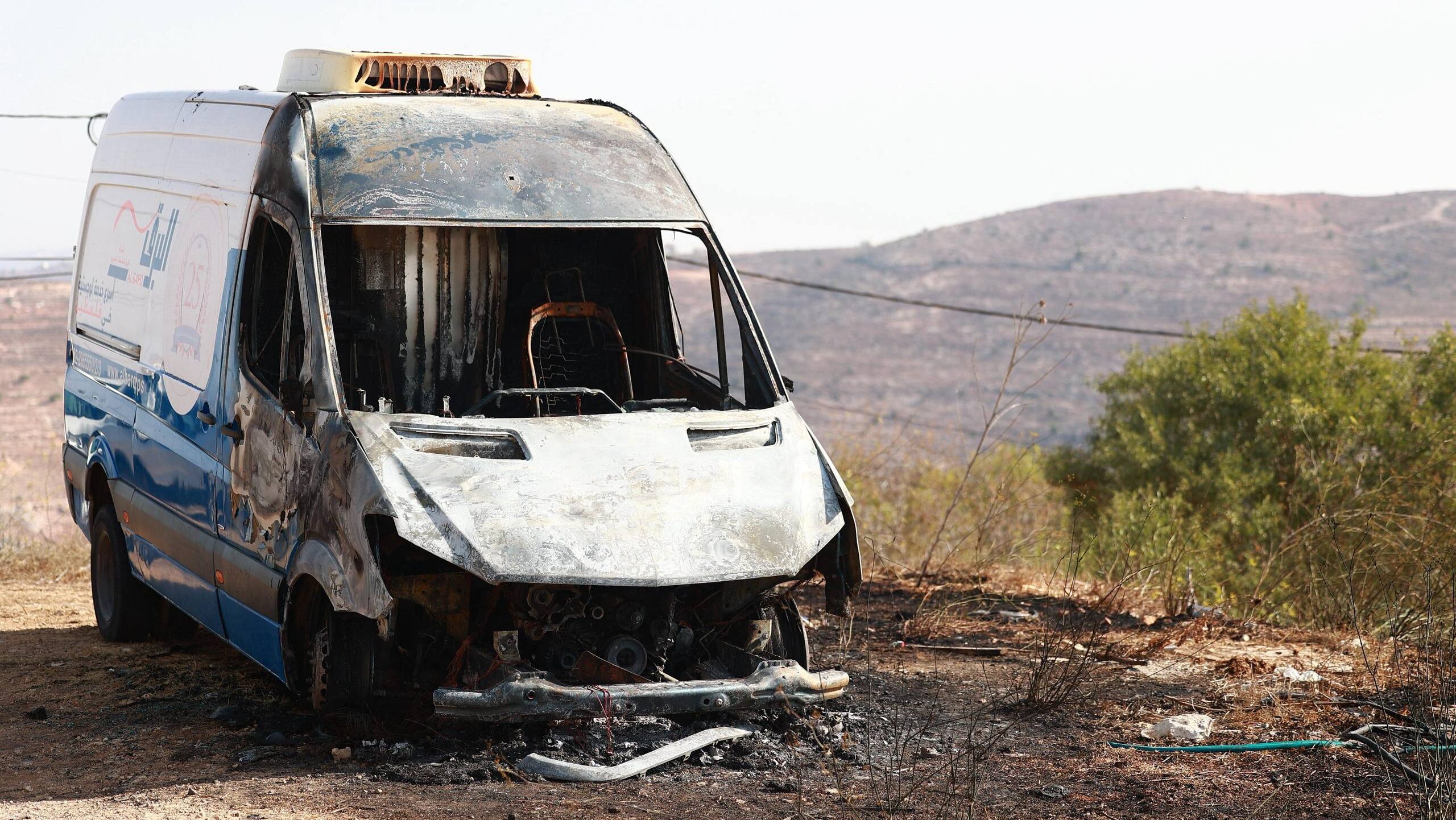 مستوطنون يحرقون 4 مركبات وأجزاء من منزل في عطارة شمال رام الله