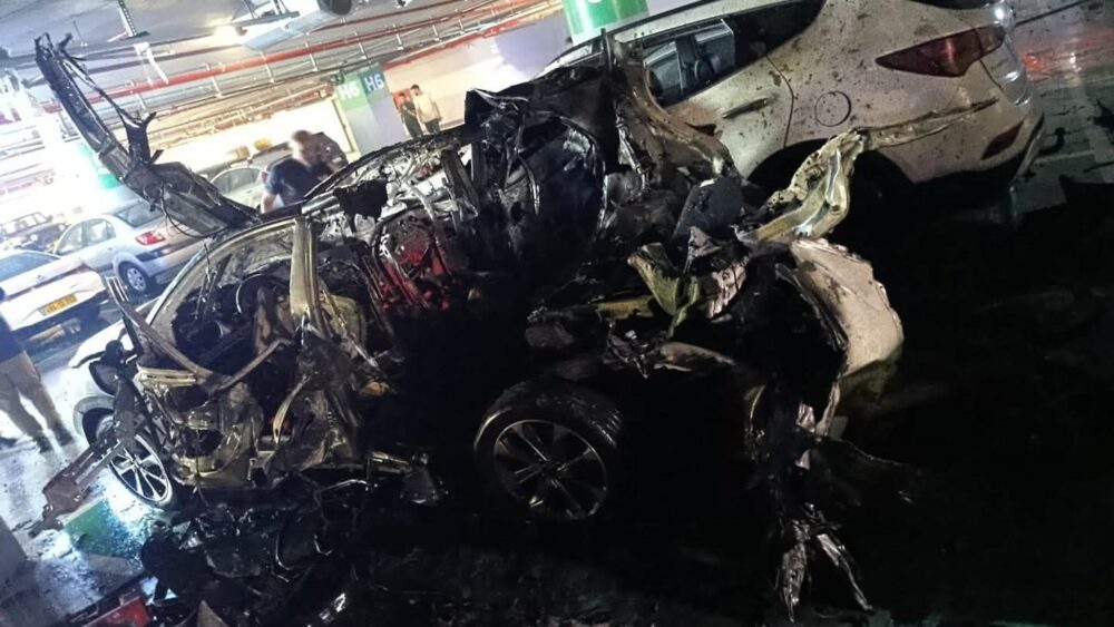 الشرطة تكشف ملابسات تفجير مركبة داخل مجمع "الآيكون مول" في رام الله