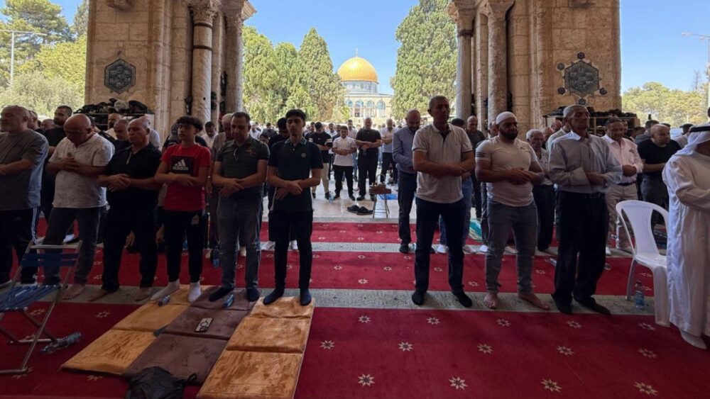 45 ألفاً يؤدون صلاة الجمعة في المسجد الأقصى المبارك