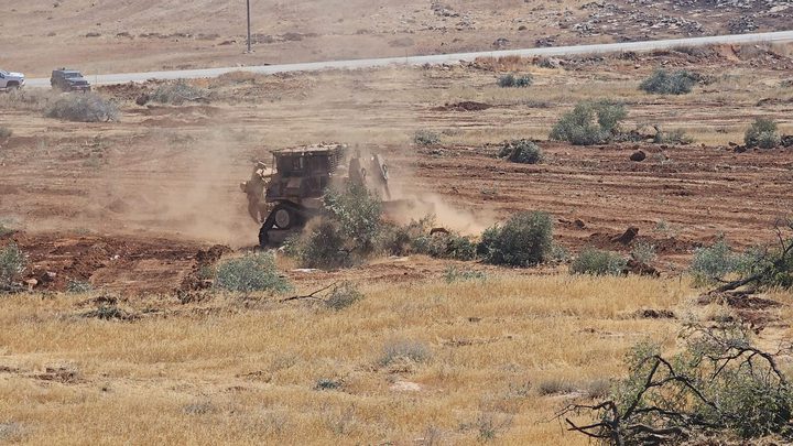 مستوطن يقتحم تجمعًا بدويًا في عطارة شمال رام الله