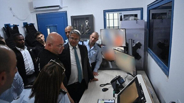 المتطرف "بن غفير" يعاقب الأسرى بإجبارهم على مشاهدة صور للدمار في غزة