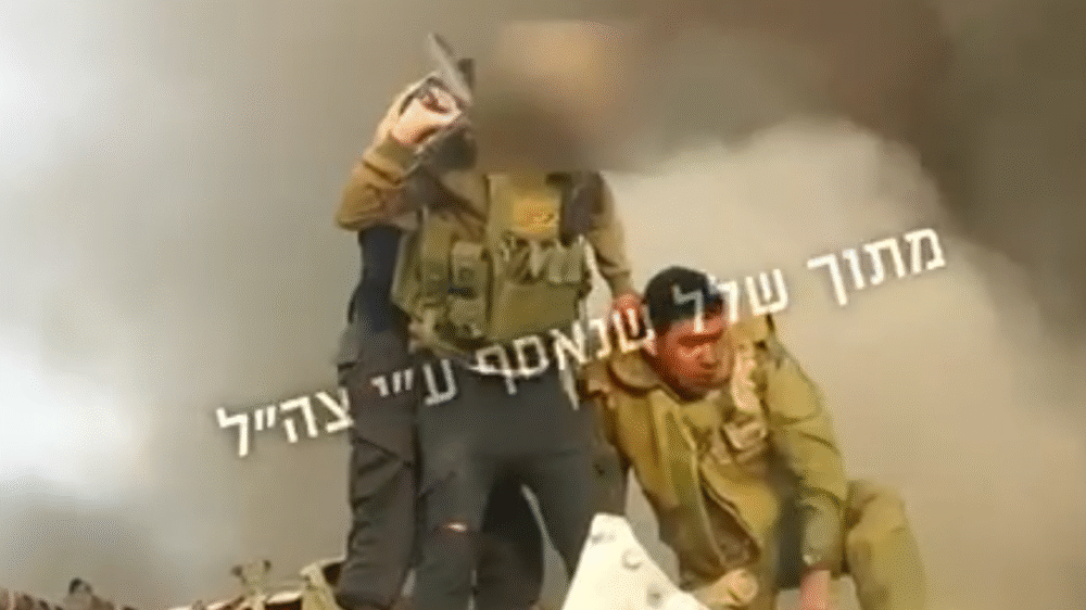 عائلة أسير إسرائيلي تنشر صور أسره وتطالب بصفقة تبادل قبل أن يعود في تابوت