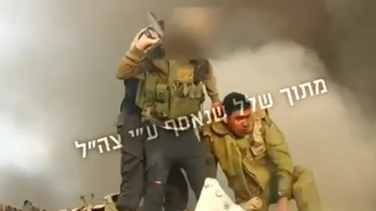 عائلة أسير إسرائيلي تنشر صور أسره وتطالب بصفقة تبادل قبل أن يعود في تابوت