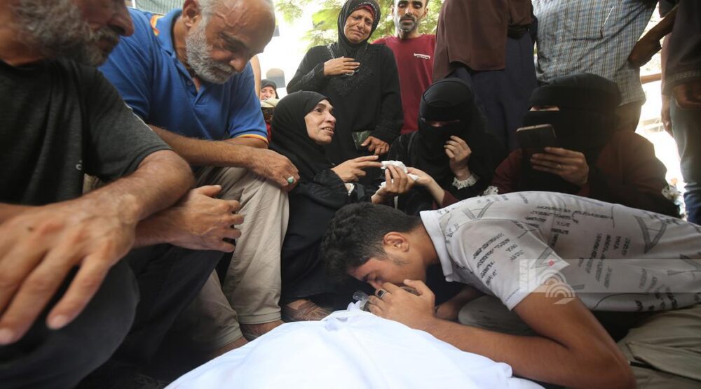 5 شهداء و10 جرحى من منتظري المساعدات برصاص الاحتلال وسط قطاع غزة