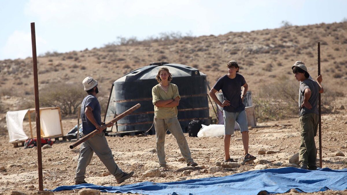 الاحتلال يعتقل 3 مواطنين خلال هجوم للمستوطنين في مسافر يطا