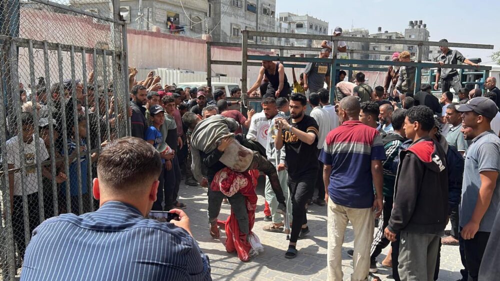 17 شهيداً منذ فجر اليوم: 5 شهداء ومصابون من منتظري المساعدات برصاص الاحتلال وسط قطاع غزة