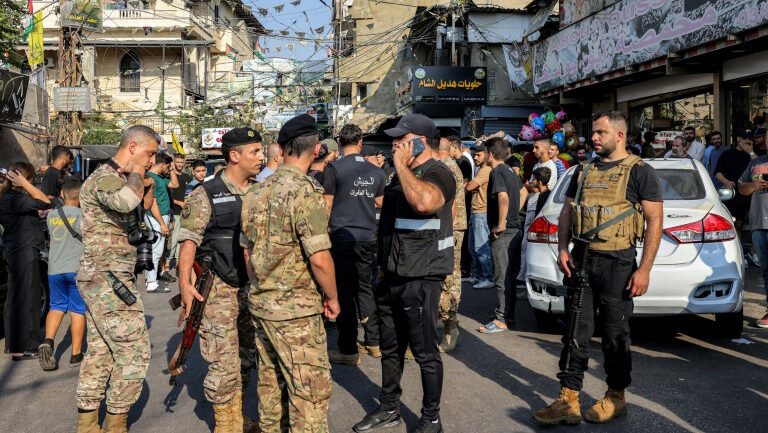 جيش لبنان يبدأ تسلم سلاح الفصائل الفلسطينية في مخيم برج البراجنة