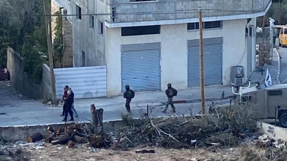 قوات الاحتلال تعتقل 12 مواطناً من محافظة سلفيت