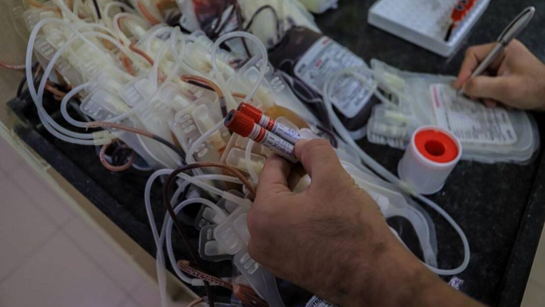 نفاد مواد مخبرية أساسية وشلل في المختبرات الصحية بغزة وسط حصار ومنع المساعدات