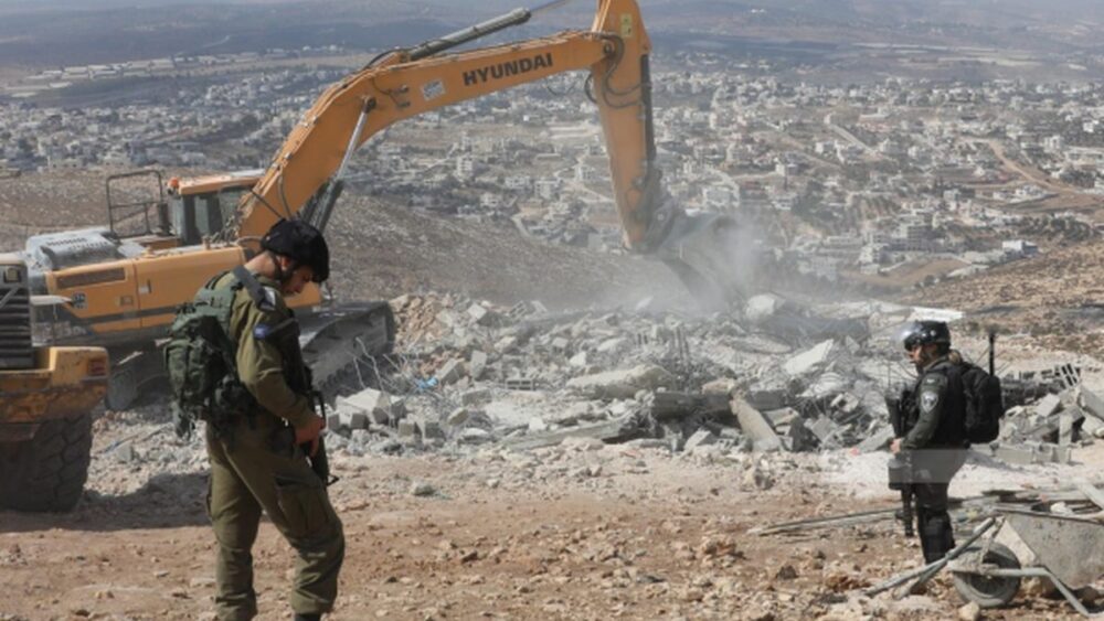 الاحتلال يهدم كوخًا وسورًا في قرية قلنديا شمال غرب القدس