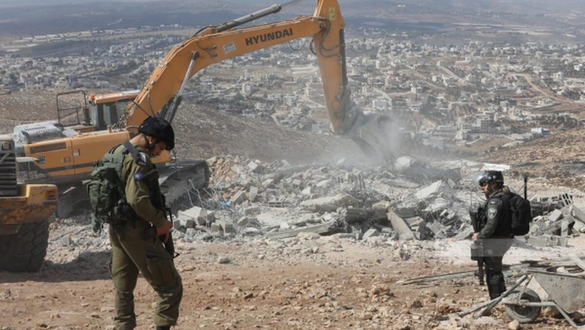 الاحتلال يهدم كوخًا وسورًا في قرية قلنديا شمال غرب القدس