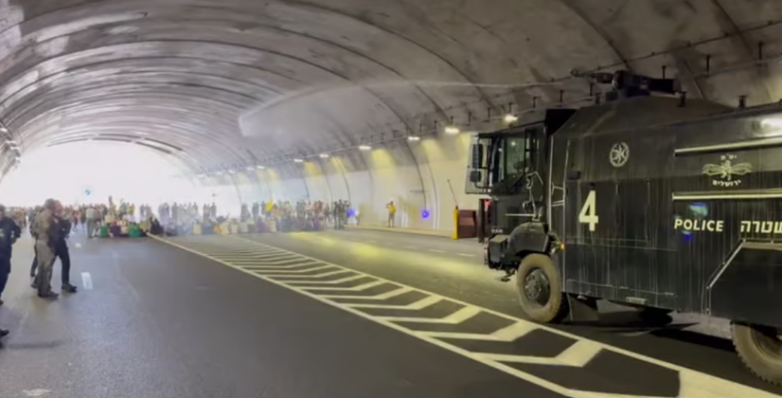 اعتقال العشرات.. تصاعدت احتجاجات عائلات الأسرى "الإسرائيليين" لدى المقاومة