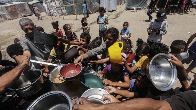 وزيرة بريطانية تحذر من تفاقم أزمة المجاعة بقطاع غزة