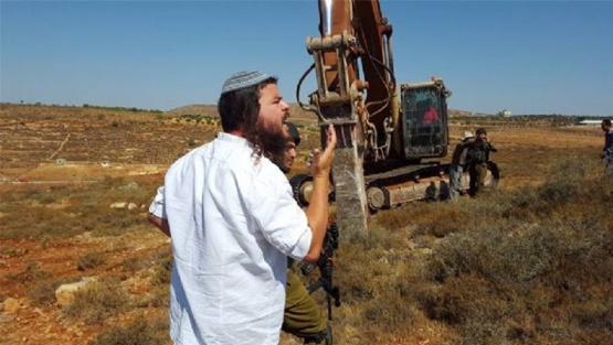 مستوطنون يجرفون أراضي المواطنين في مسافر يطا