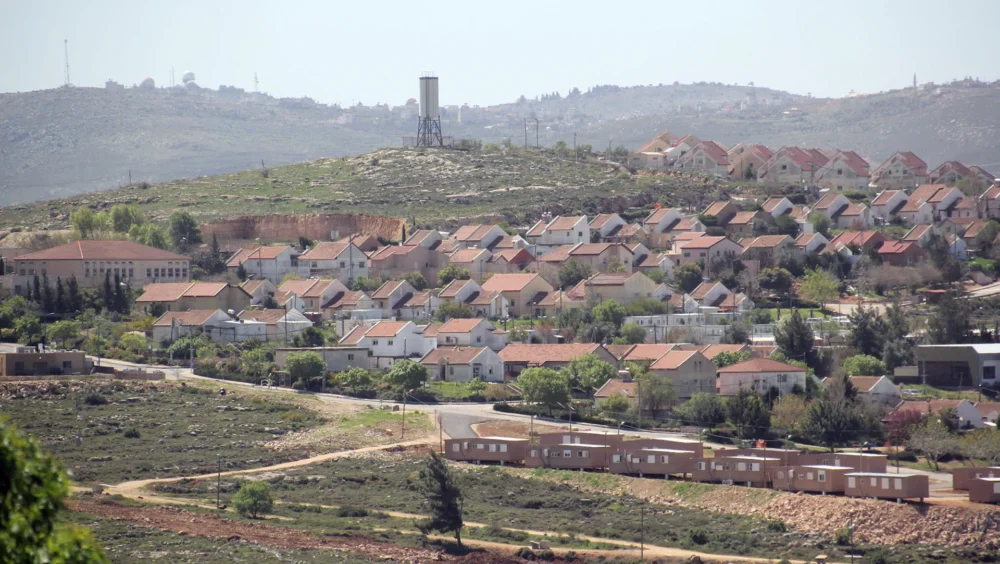 بهدف التوسع الاستيطاني: مستوطنون ينصبون خيمة جديدة على أراضي المواطنين في بلدة عطارة