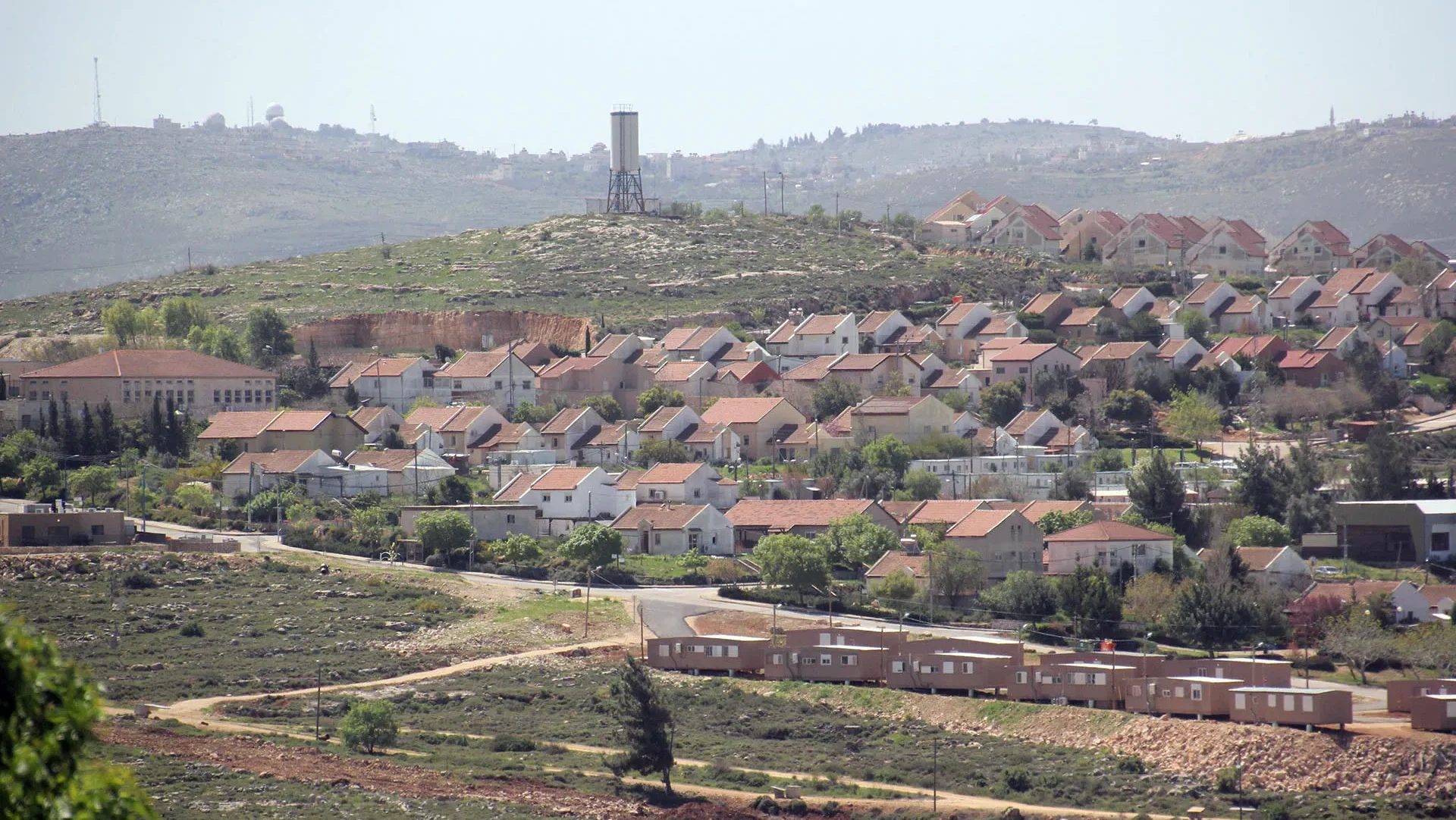 بهدف التوسع الاستيطاني: مستوطنون ينصبون خيمة جديدة على أراضي المواطنين في بلدة عطارة